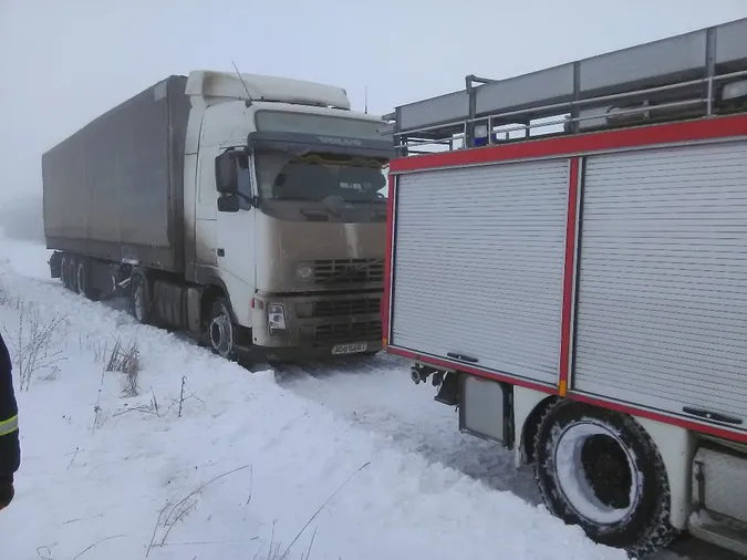 «Швидкі», вантажівки, автобуси: за вихідні рятувальники витягнули із заметів 29 автівок