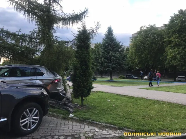 На Молоді – аварія: «фольксваген» збив стовп та зачепив легковик (фото)