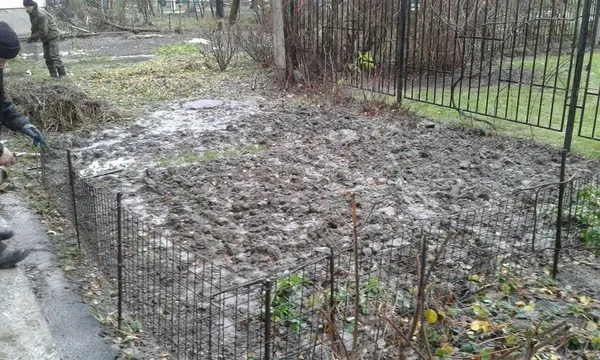 У Луцьку знесли  незаконні паркани на прибудинкових територіях (фото)