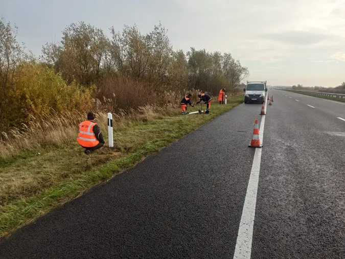 Латають ями і малюють розмітку: на Волині ремонтують дороги (фото)