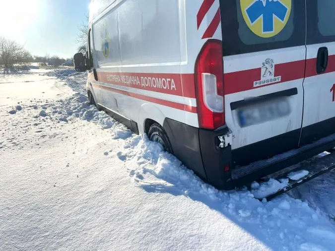 У селі на Волині застрягла у снігу «швидка», яка везла в лікарню хворого (фото)