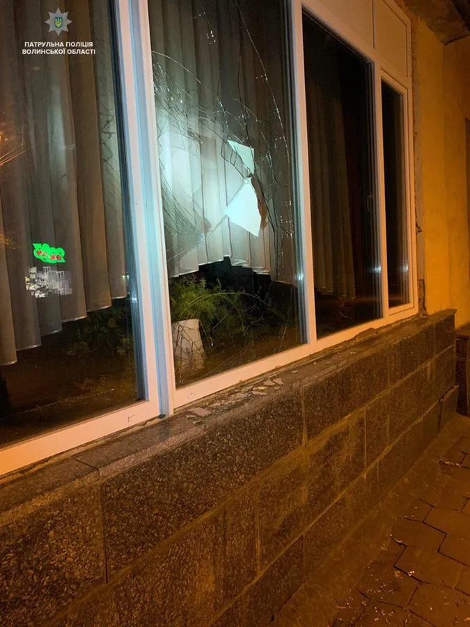 Вночі в Луцьку хулігани розбили вікно медколеджу