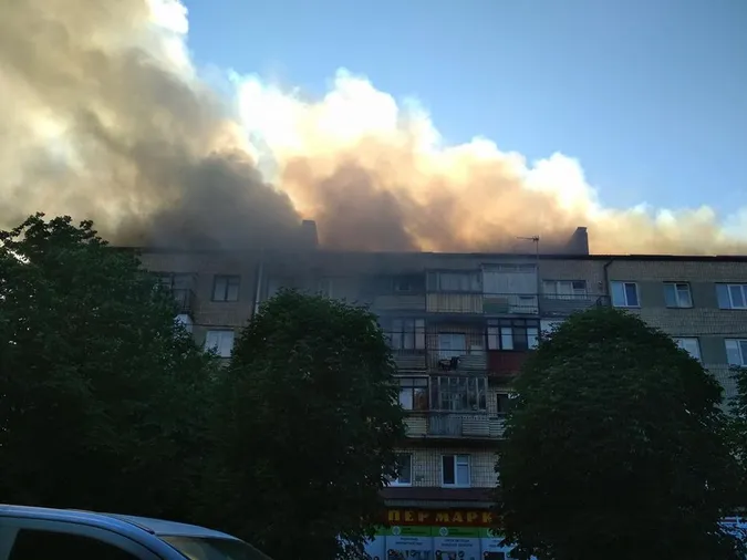 У Луцьку горить житловий будинок (фото, відео, оновлюється)