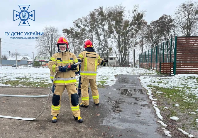 Волинські рятувальники вчили вогнеборців-добровольців гасити пожежі (фото)