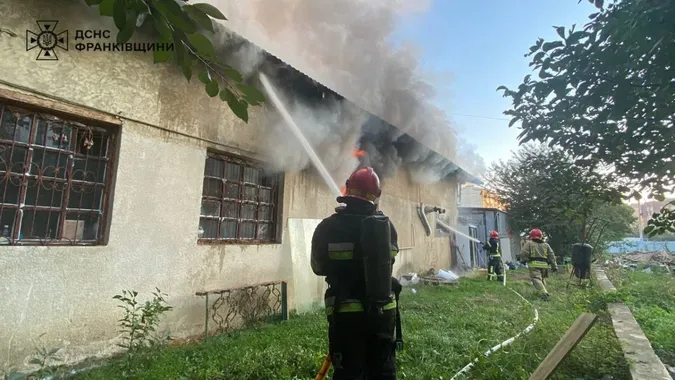 У Франківську сталася масштабна пожежа – згорів двоповерховий паб (фото, відео)