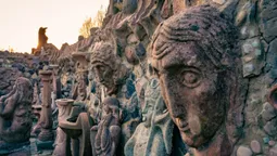 Сонечко на скульптурах: показали вечірні світлини будинку Голованя (фото)