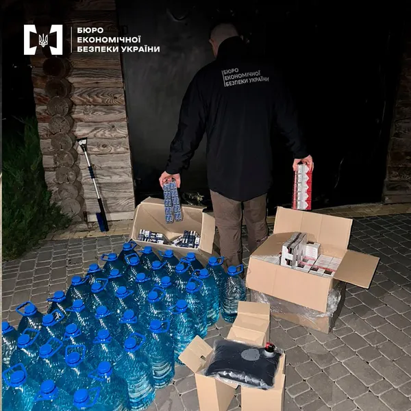 У двох волинянок конфіскували тисячі пачок сигарет та сотні літрів спирту (фото)
