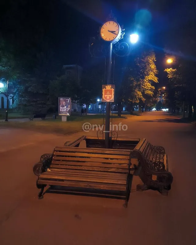 Вандали пошкодили годинник за 85 тисяч у центрі Нововолинська (фото)