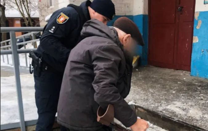 На милицях і без сил: на Волині врятували дідуся, який не міг дістатися додому