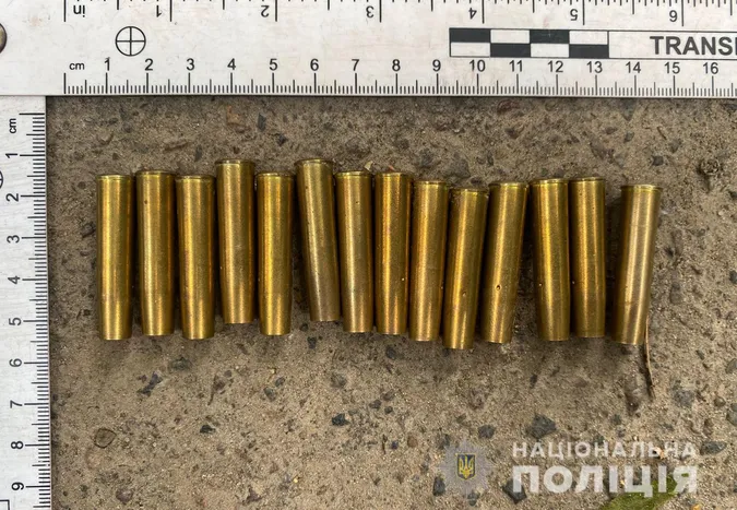 Лучанка знайшла в підвалі багатоповерхівки коробку з боєприпасами (фото)