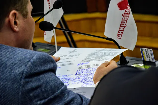 А той, своєю чергою, як юрист за фахом, старано готував проекти рішень