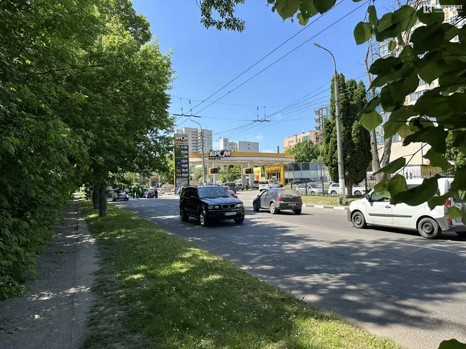 На Глушець легковик «поцілував» кросовера, вулицю скував затор (фото)