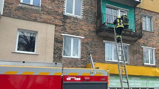 У Нововолинську рятувальники штурмували балкон баготоповерхівки: що сталося (фото)