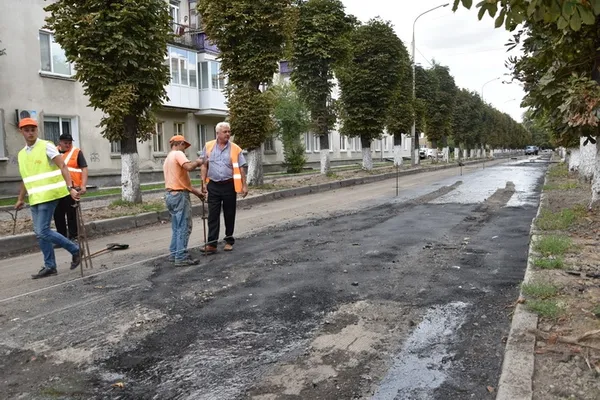 Як у Луцьку ремонтують дороги та прибудинкові території (фото)