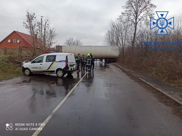 Водій не міг самотужки виїхати: біля Луцька рятувальники відбуксирували вантажівку (фото)