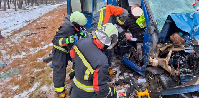 На Волині – аварія: трьох людей затисло в автівках (фото)