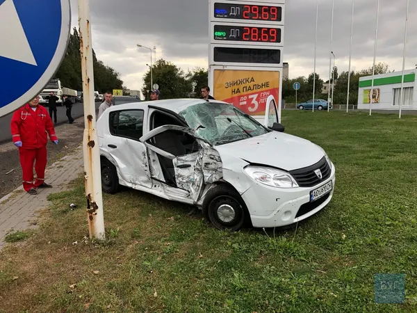 Аварія в Нововолинську: легковик не пропустив автобус (фото)