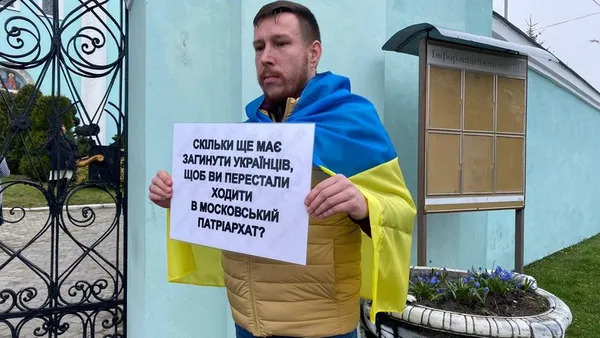 Організатор акції протесту 9 квітня 2023-го проти УПЦ (МП) біля Успенського собору Олексій Біянов. Фото: suspilne.media.lutsk
