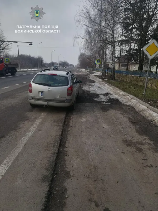 На Волині патрульні затримали автомобіль в розшуку та водія з підробленими документами