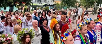 У Нововолинську сотні людей пройшли святковою ходою у вишиванках (фото)