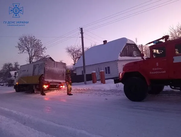 На Волині в сніговому заметі застрягла поштова вантажівка (фото)