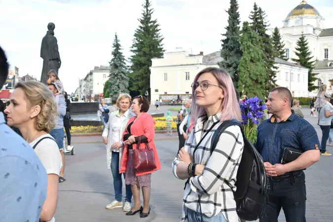 Живі скульптури та оркестр між вогнями: Луцьк провів весну музично й театрально