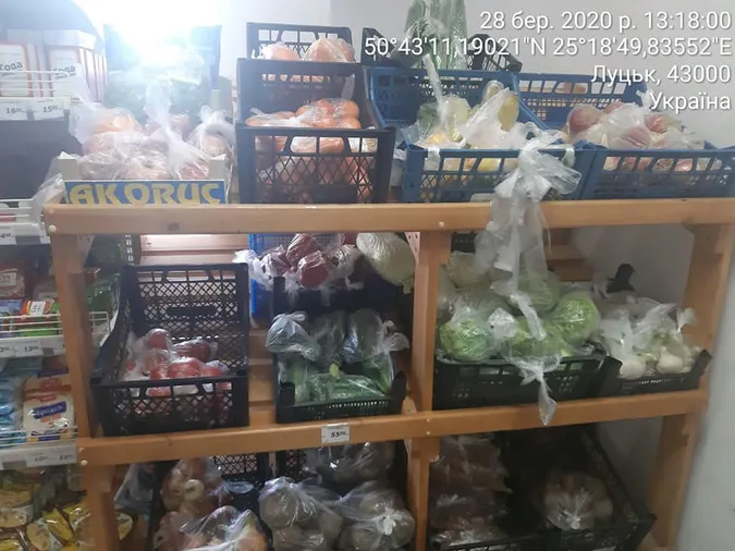 Луцькі муніципали похвалили магазини за обгорнуті в плівку продукти (фото)
