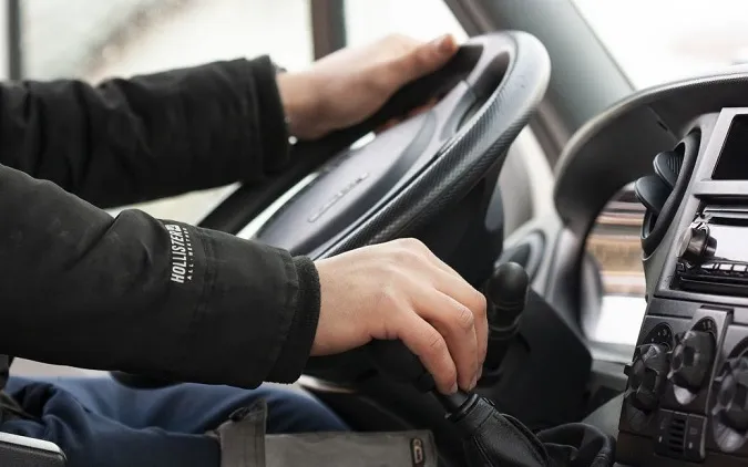 Чоловіка оштрафували на 380 євро за те, що почухав голову під час водіння