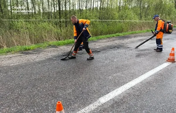 Ямковий ремонт: на Волині після зими відновлюють дороги (фото)