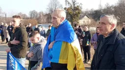 «Ми відчували, що він живий»: на Волині зустріли звільненого з полону Віталія Войтовича (фото)