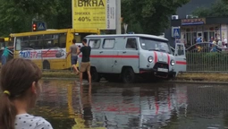 У Луцьку біля "Салюта" у "водяному полоні" опинилася швидка (фото)