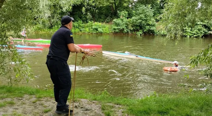 Випав з човна: у Луцьку з води витягнули 11-річного хлопця (фото)