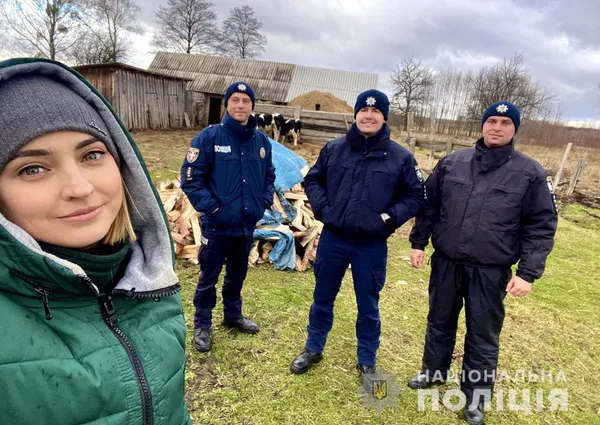 На Волині поліцейські пообіцяли дбати про бабусю, яка живе сама посеред поля (фото)