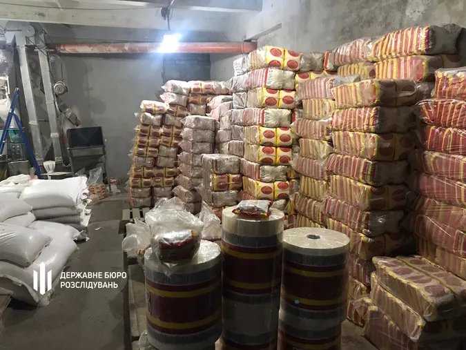 ДБР викрило підприємців, які крали продукти, призначені для ЗСУ (фото, відео)
