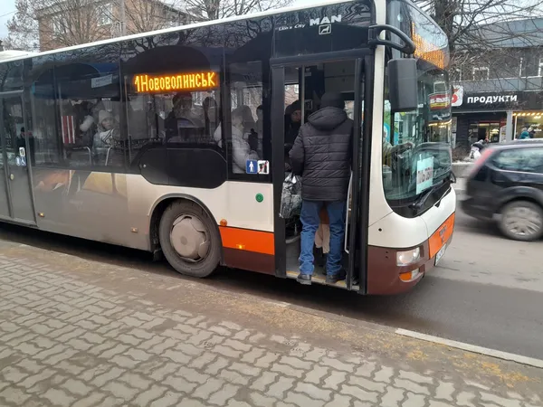 Повний автобус пасажирів у Нововолинську