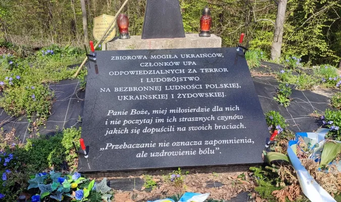 Польща назвала воїнів УПА «терористами» на дошці пам'яті (фото)