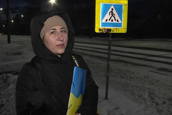 Лучанка Тетяна Білецька біля переходу, де люди просять встановити світлофор