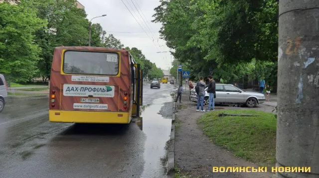 Рахував гроші: у Луцьку маршрутка врізалася в авто (фото)