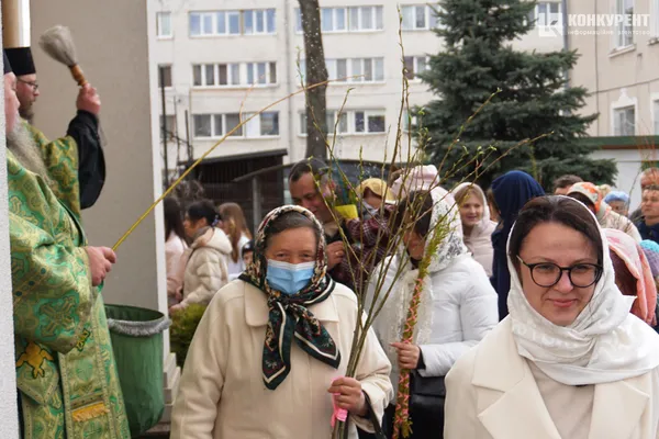 Вербна неділя: тисячі лучан у центрі міста «б'ють» і вітають один одного (фото, відео)