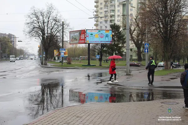 Патрульні навчали лучан правильно переходити дорогу (фото)