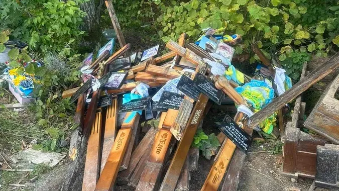У Ківерцях підняли шум через знайдені біля лісу хрести з портретами загиблих воїнів: мер пояснив ситуацію