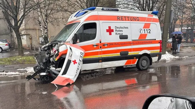 Момент аварії за участю «швидкої» у Луцьку попав на камеру (відео)