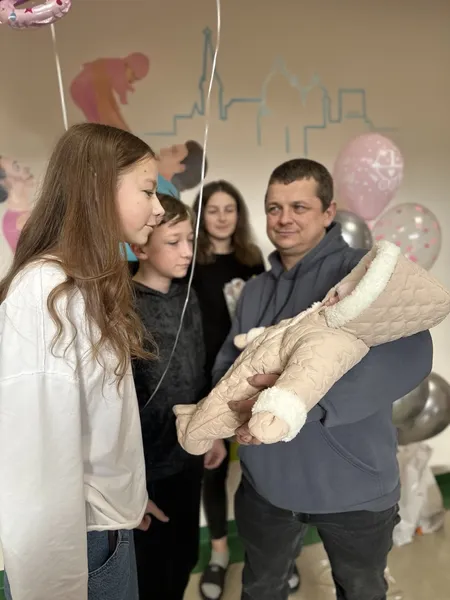 👩‍🍼 Народилися вагою 550 і 770 грамів: у Луцьку виписали двох «поспішайок» (фото)