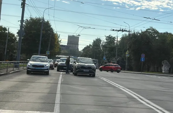 На Ковельській у Луцьку зіткнулися «тесла» і «тойота» – рух ускладнений (фото)