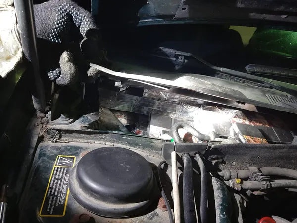 На даху, у спинках і під склом: на Волині зупинили авто з контрабандою (фото)