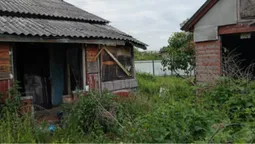 Руїна, холод і грибок: у місті на Волині занедбана квартира отруює життя сусідів (фото)