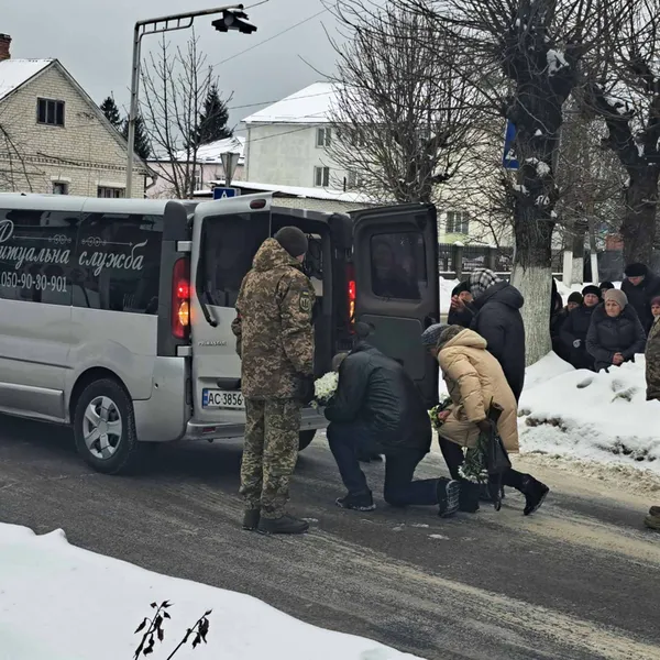 На Волині провели в останню дорогу 42-річного воїна з Волині Валерія Михальського (фото)