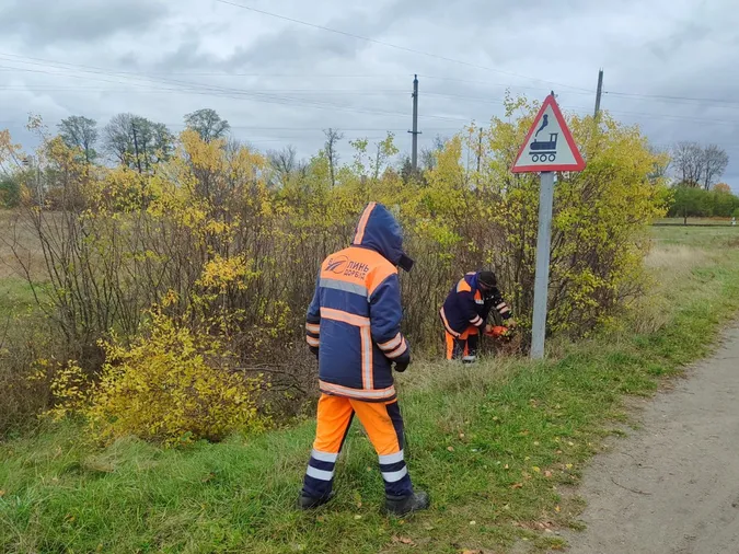 Латають ями і малюють розмітку: на Волині ремонтують дороги (фото)