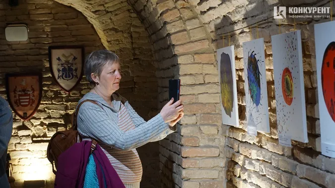 Біль та сила: у луцькому підземеллі показали картини і фото ветеранів (фоторепортаж)