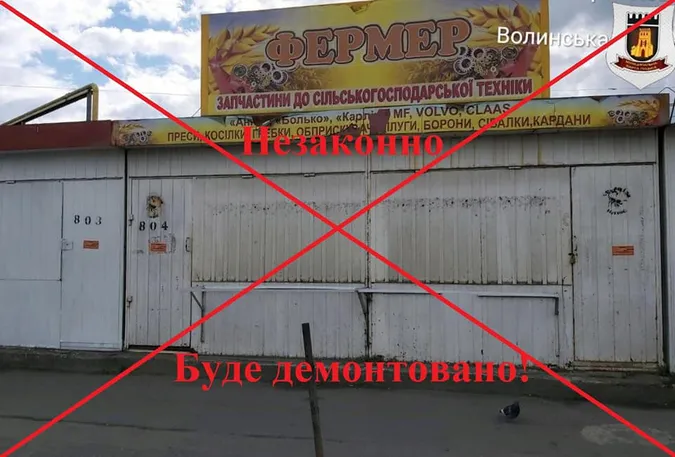Мінус шість: на Старому ринку демонтують кіоски «несвідомих» підприємців (фото)